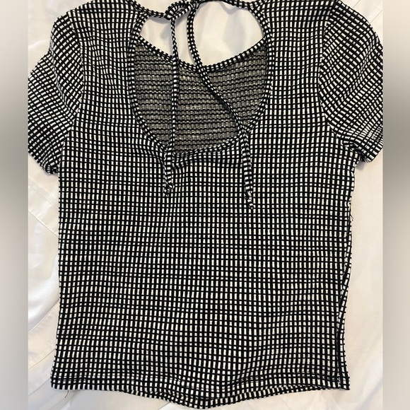 CAUTION TO THE WIND cropped tee size 4 - Picture 2 of 2